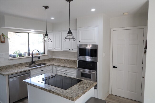 Foto del edificio - 12800 Briar Forest Dr