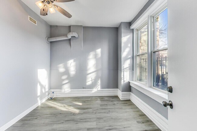 Foto del edificio - 2438 W 25th St