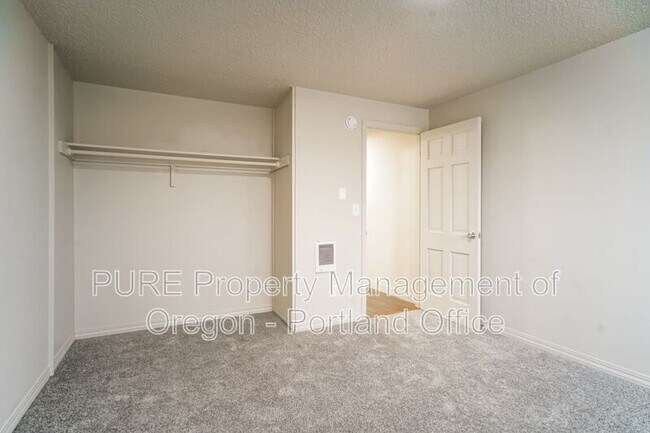 Foto del edificio - 18411 E Burnside St