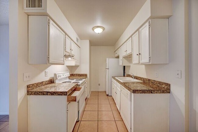 Building Photo - READY TO VIEW NOW! Adorable 2 Bath 1 Bed H...