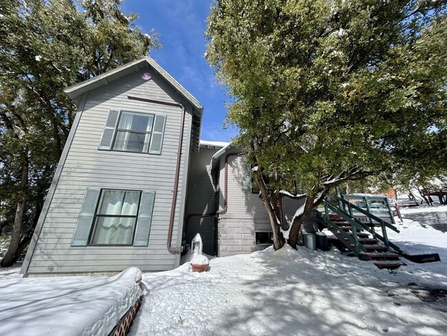 Building Photo - Stunning 2Bd/1.75 Ba Remodeled Mountain Ho...