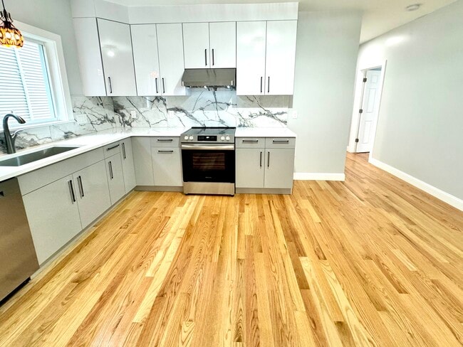 Building Photo - 190 Hillside St