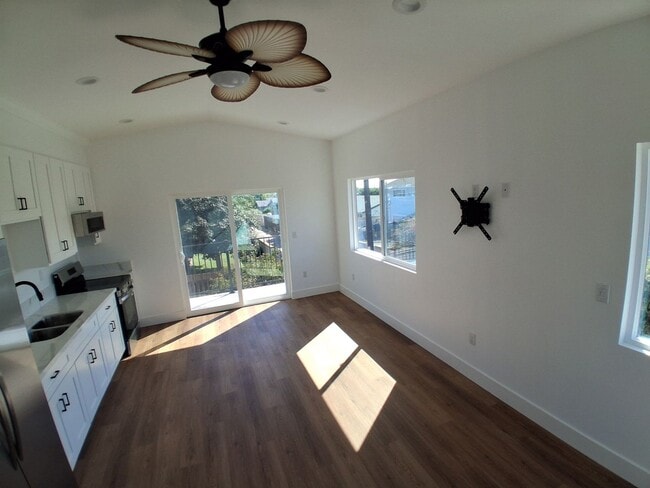 Building Photo - 591 Grove
