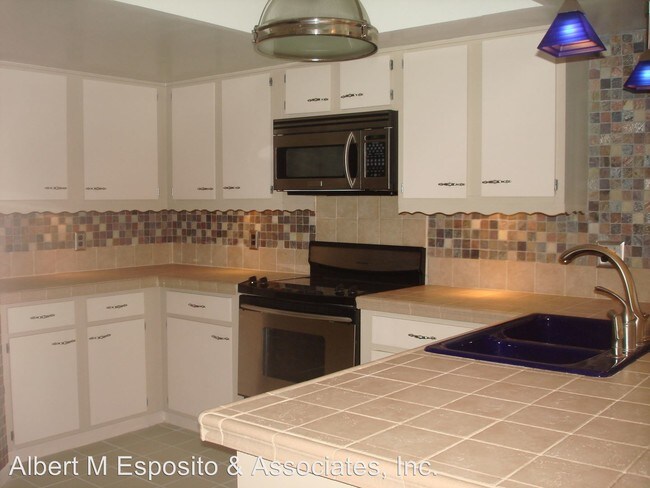 Building Photo - 30 Pinehurst Pl
