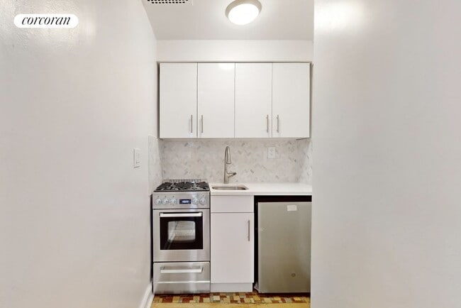 Building Photo - 21 W 75th St
