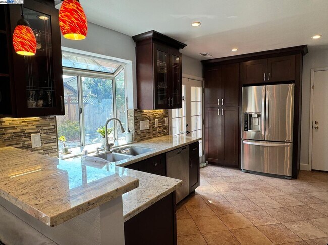 Building Photo - 35625 Pond Dr