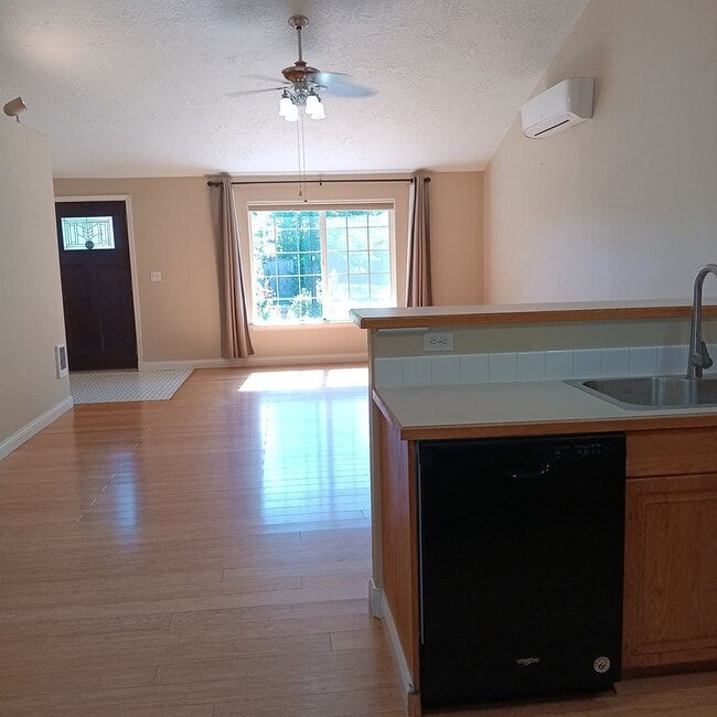 Foto del edificio - Great House With So Much To Offer In Independence!