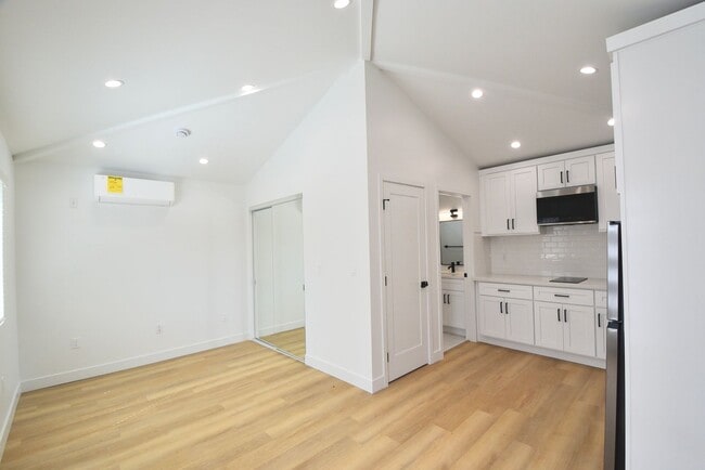 Building Photo - 10839 Moorpark St