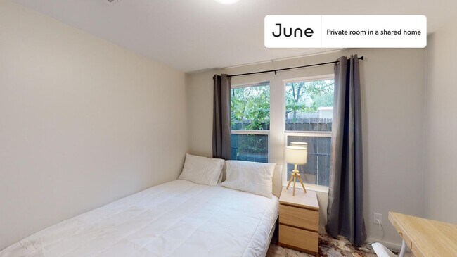 Foto del edificio - Private bedroom in 3 bed/2 bath Home