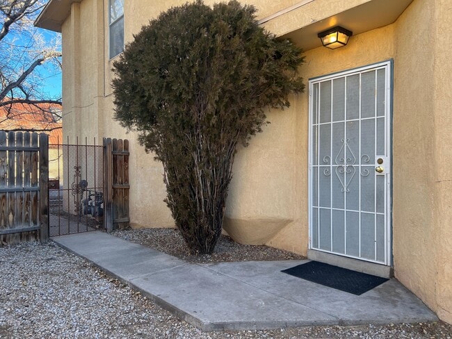 Building Photo - 305 Valencia Dr SE