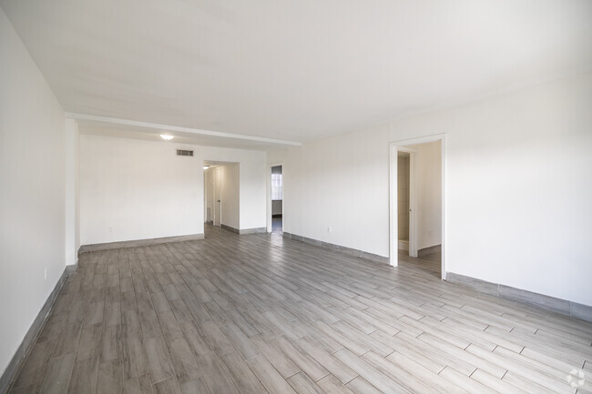 2BR, 2BA - 1100SF - Living Room - Luna At Hollywood