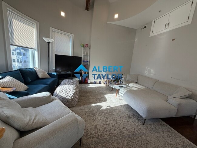 Building Photo - 92 Calumet St