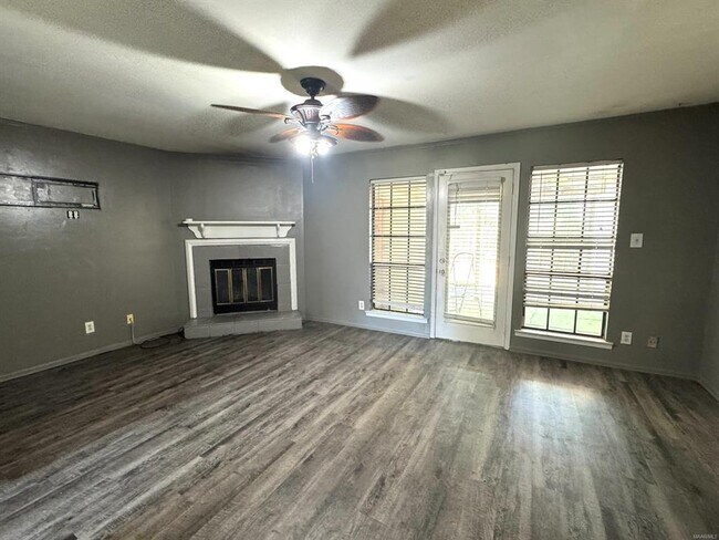 Foto del edificio - 578 Hollow Wood Rd