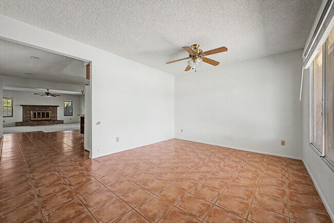Foto del edificio - 2822 E Willow Ave
