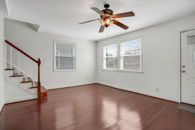 Building Photo - Contemporary Three-Bedroom in the Heart of...