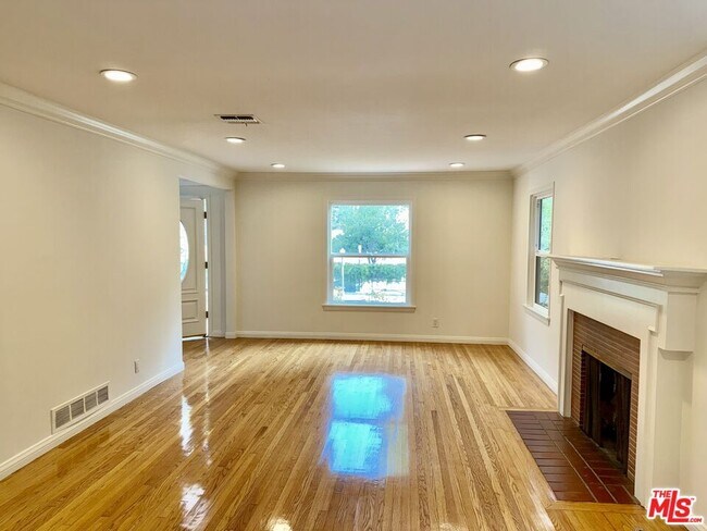 Foto del edificio - 661 Warner Ave