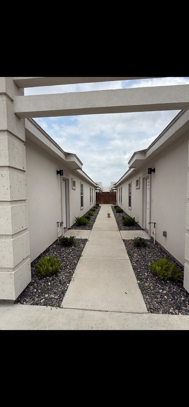 Building Photo - 1408 Vani Dr