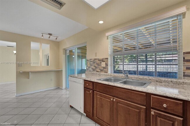 Foto del edificio - 3 br, 2 bath House - 561 NW 45th Ter # 0