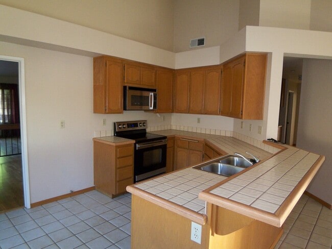 Foto del edificio - Charming 3Br/2Ba Single Story House W/3 Ca...
