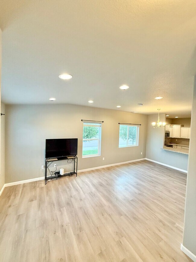 Building Photo - Move in ready!! Close to military bases!