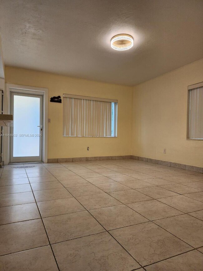 Foto del edificio - 1582 NE 172nd St