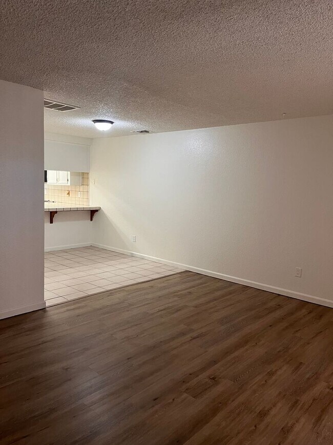 Building Photo - Spacious 2 Story - 2bedroom 1 1/2 bath con...