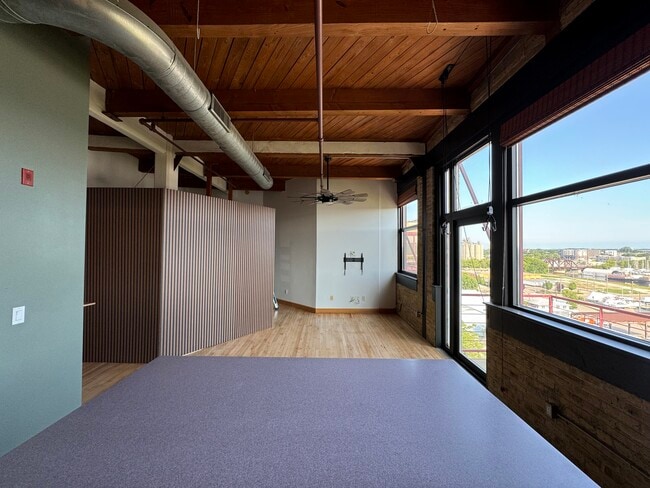 Building Photo - 215 W Maple St