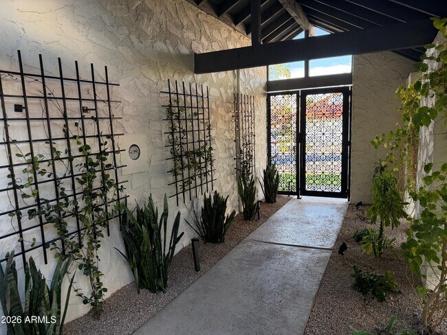 Building Photo - 5822 N Scottsdale Rd