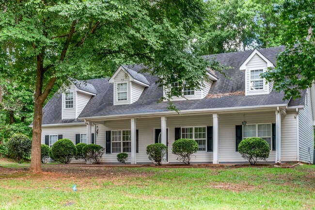 Foto del edificio - Beautiful 4 Bedrooms + Bonus Room on Nearly 1 Acre in Stockbridge! ?
