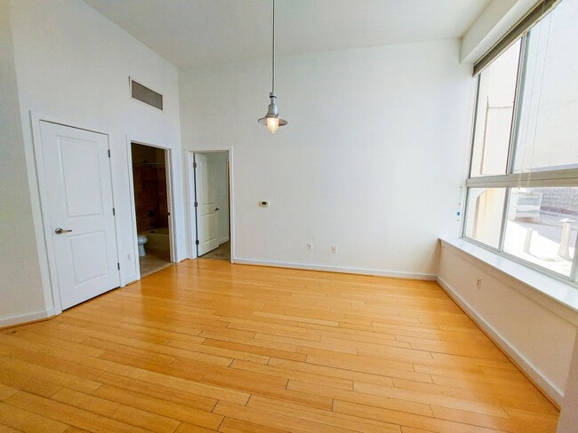 Building Photo - Modern and Bright 1 BR 1 BA in 16th St Hei...