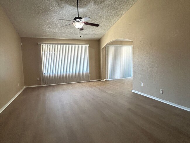 Foto del edificio - 8033 W McLellan Rd