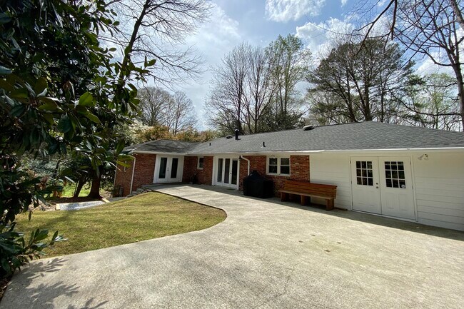 Foto del edificio - 5565 Sherrell Dr