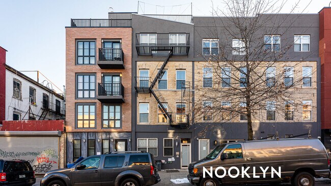 Building Photo - 828 Saint Johns Plz