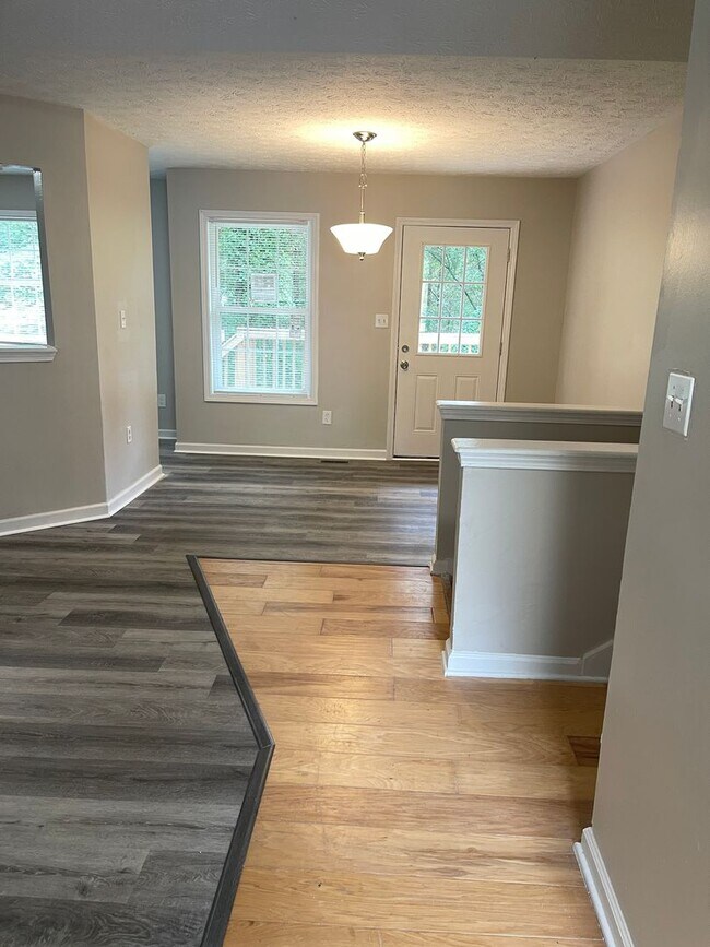 Building Photo - Split level home