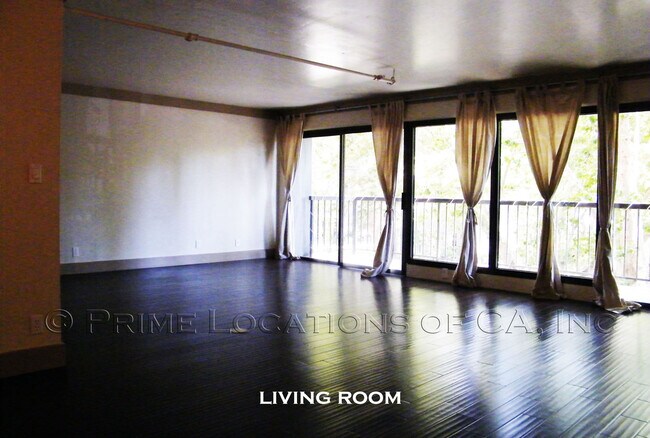 Foto del edificio - Experience Downtown Living with this upgra...