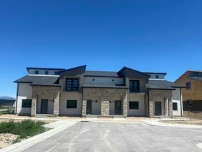 Building Photo - 475 175