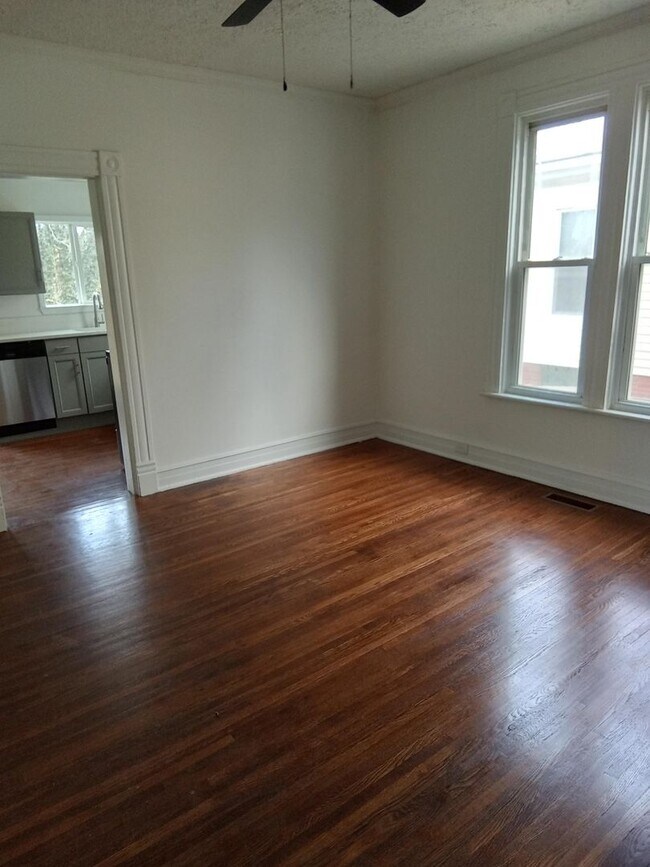 Foto del edificio - Renovated 2 story house