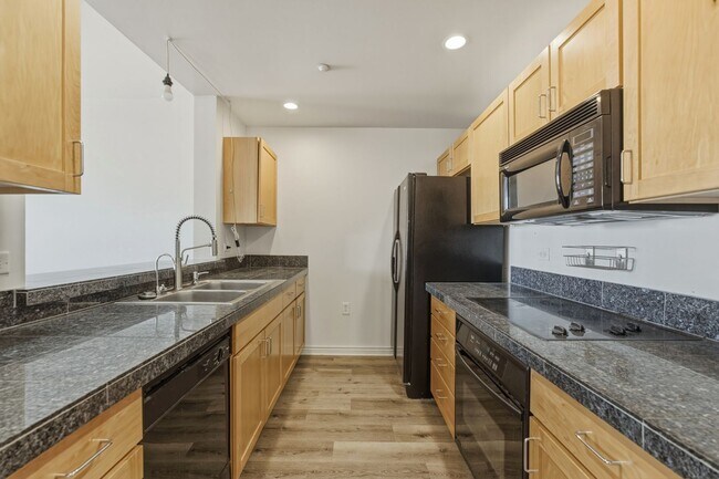 Foto del edificio - 2-bed, 2-bath condo in secure building with private laundry and city views