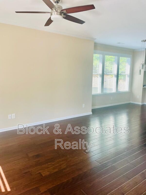 Building Photo - 512 Lena Cir