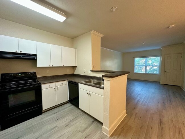 Building Photo - Chic 1-Bed, 1-Bath Apartment in the Heart ...