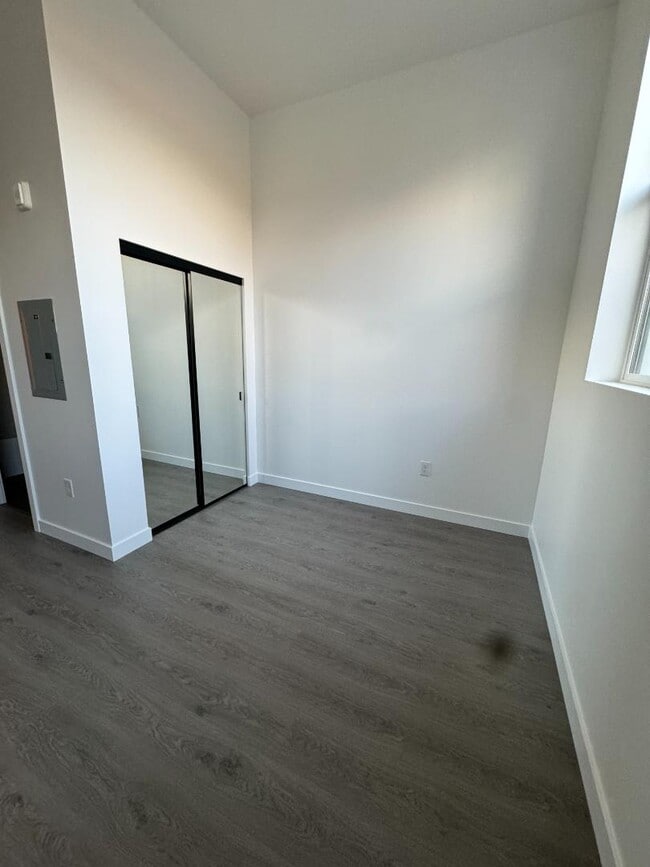 Building Photo - 1265 12th Ave