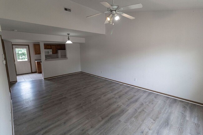 Building Photo - 3609-3611 Zinnia Dr.