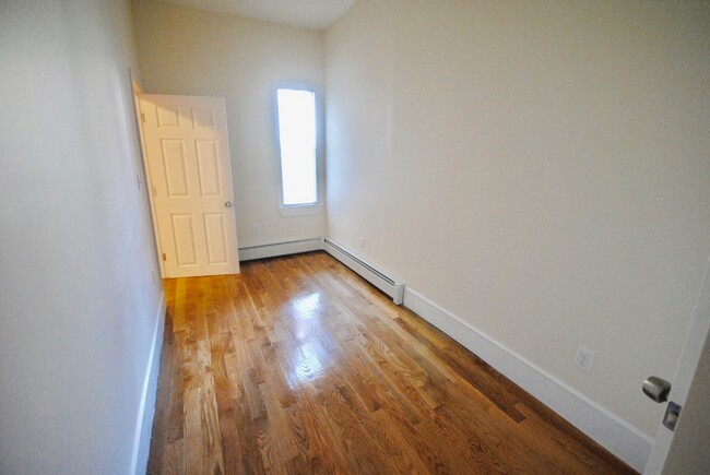 Building Photo - 154 Bennington St