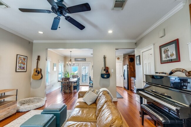 Building Photo - 1017 W 15th 1/2 St