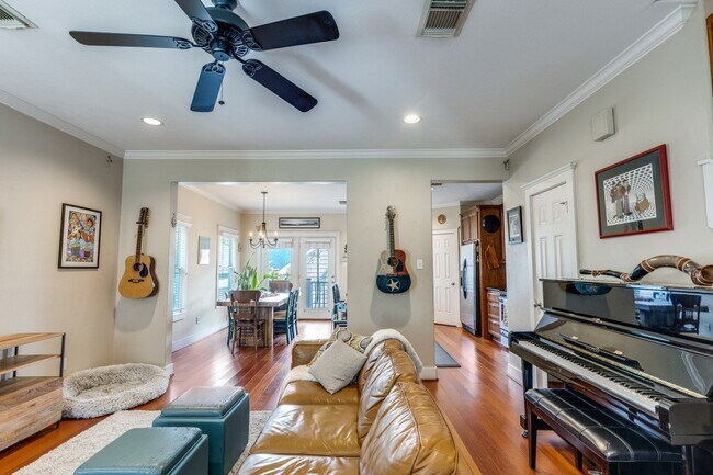 Foto del edificio - 1017 W 15th 1/2 St