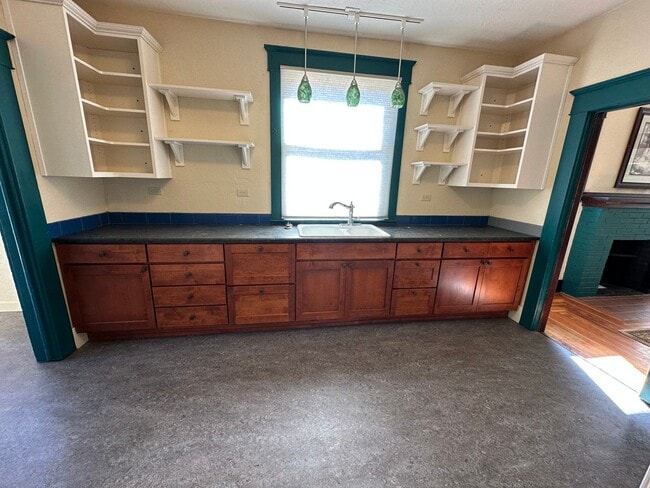 Building Photo - 4 Bedroom Home Just Outside Of Albany With...