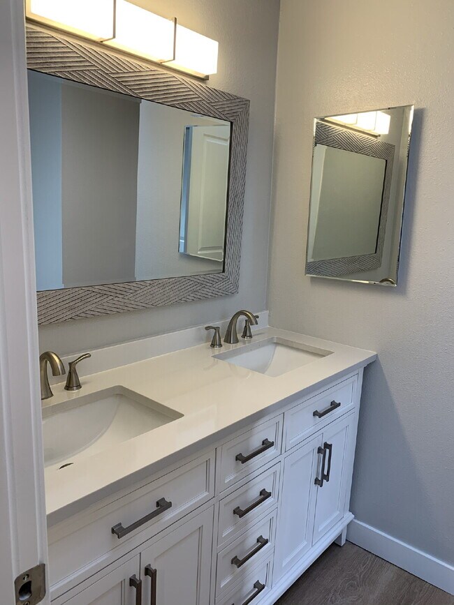 Building Photo - Townhome Available for Move-In!