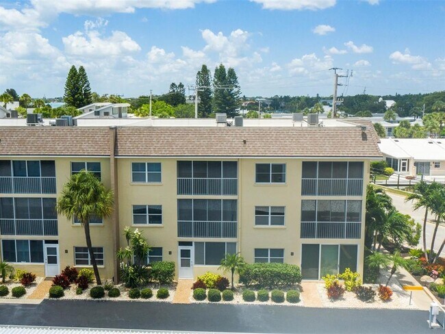 Building Photo - 1400 Tarpon Center Dr