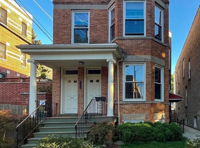 Building Photo - 1613 W Berwyn Ave