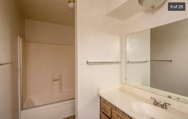 Building Photo - 4 bedroom 2 bath house in Laughlin NV